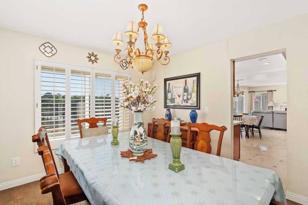 Cozy 5BR Home in North San Diego with Easy Commute to Sorrento Valley Tech Hubs - سان دييغو - غرفة طعام