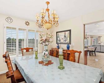 Cozy 5BR Home in North San Diego with Easy Commute to Sorrento Valley Tech Hubs - San Diego - Dining room