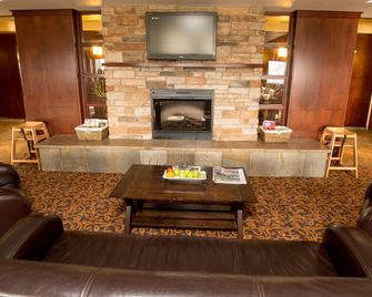 Holiday Inn Express & Suites Drayton Valley By IHG - Drayton Valley - Building