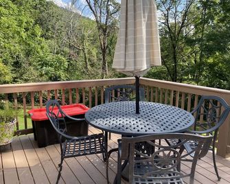 Pete's Place: Forest retreat near wineries, Blue Ridge School, and Shenandoah NP - Stanardsville - Balcony