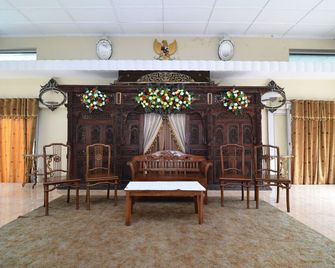 RedDoorz Plus @ Laweyan - Surakarta City