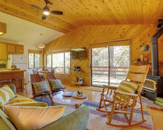 Idyllwild Cabin with Deck and Tahquitz Peak Views - Idyllwild - Living room