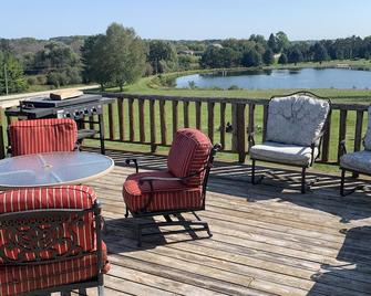 Unique Farmhouse located on a 22 acre Fish Farm - Plymouth - Balkon