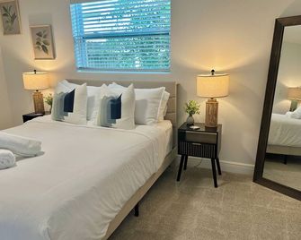 718 Bungalow Private 1BR + Walk-In Shower + Walking Distance to College Park - Orlando - Bedroom