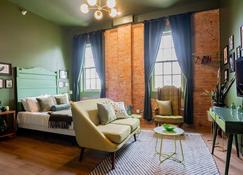 Pickle Factory In A Pickle Retro Loft 2 bedroom - Covington - Living room