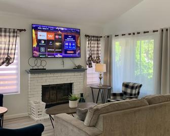 Perfect house for a weekend by the Lake - Moreno Valley - Living room