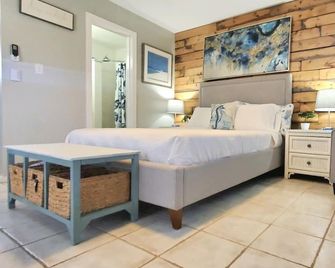 Coastal Retreat & Biking Bliss - Clearwater - Bedroom