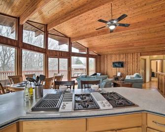 Grand Escape w/ Deck, Game Room, Nature View! - Tipton - Cocina