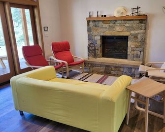 Central Station-Brand New House Home! Short Walk to Ski Trail & Mazama Store! - Mazama - Living room