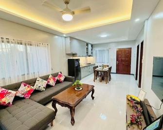 Charming 1-bed house in with lovely ocean views 7 mins to whale shark watching. - Oslob - Living room