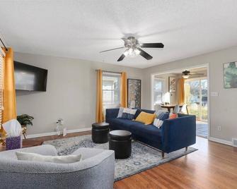 Charming Home|4 KingBeds|Fenced Yard|Fire pit - Lee's Summit - Living room