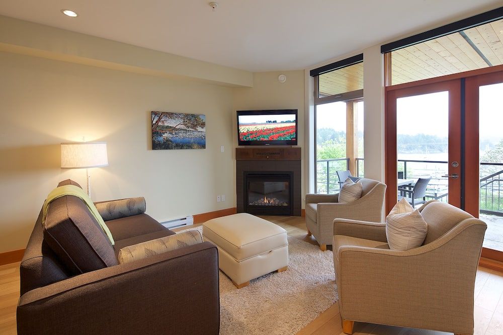 Two Bedroom Ocean View Condo, Walk To Ganges -Unit 203 - Ganges - Living room