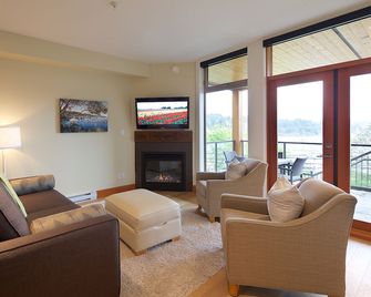 Two Bedroom Ocean View Condo, Walk To Ganges -Unit 203 - Ganges - Living room