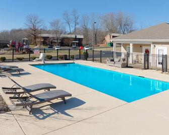 Cute and Cozy 2 bedroom Townhouse! - Kernersville - Pool