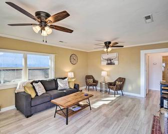 Waterfront Cottage with Private Pool and Lake View! - Lakeport - Living room