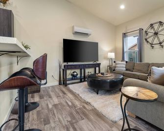 Centralia home minutes to NW Sports Hub. Modern two bedroom - primary ensuite. Main level bedroom with full bathroom adjacent. Full kitchen. Fully fenced backyard with covered patio. In home laundry - full size washer/dryer. Parking - 4 cars - Centralia - Wohnzimmer
