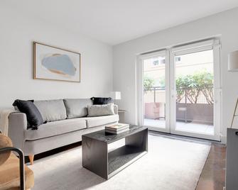 Amazing Bellevue 1BR w/ Gym & Coffee Bar, near shopping, by Blueground - Bellevue - Living room