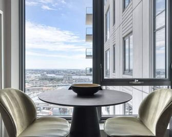Ideal North Station Studio w/ W/D & Gym, near TD Garden, by Blueground - Boston - Eetruimte