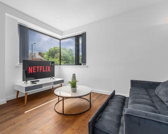 New Listing Wilmslow Retreat Sleeps 4 - Manchester - Wohnzimmer