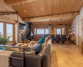 Chalet de Julie renovated on the slopes 5 min walk Arc 1600 4 bedrooms 3 bathrooms 12pers - Bourg-Saint-Maurice - Living room