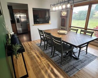 Soothing 2-bedroom house with WiFi in Butler - Butler - Eetruimte