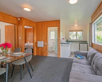 Coromandel Shelly Beach Top 10 Holiday Park - Coromandel - Stue