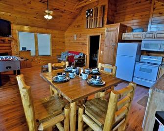 Secluded Cabin Near Smoky Mountains. Hot Tub! Honeymoon! - Sevierville - Dining room