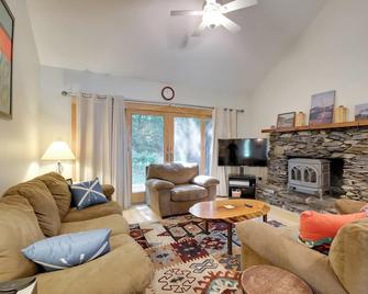 Waitsfield Condo with Pool and On-Site Trail Access! - Waitsfield - Huiskamer