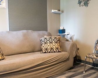 \'Butterfly Escape – Your Cozy Retreat for Girls’ Trips & Family Adventures!\' - Geneva - Living room