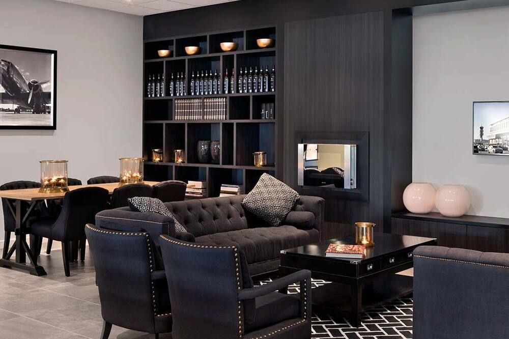 Great Location for Flyers – Walk to the Airport, Relax in Style! Onsite Dining - רוטרדם - טרקלין