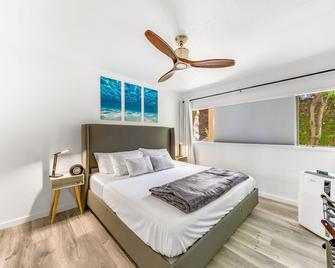 Newly Renovated Condo with SUP Paddle Boards and Golf Clubs Included - Kealakekua - Bedroom