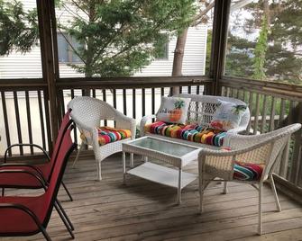 50 feet to the beach!! Big deck, porch, 3 large BRs, Wi-fi, cable, o/d shower! - Fenwick Island - Балкон