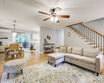 Creek View and Hot Tub Woodsy Maggie Valley Cottage - Maggie Valley