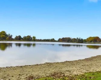 New Lakefront Getaway Private Hot Tub Min to Dmc - Commerce Township