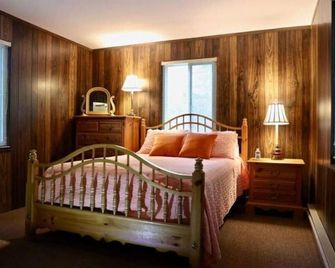 Little Gray Cottage Secluded - Franklin - Bedroom