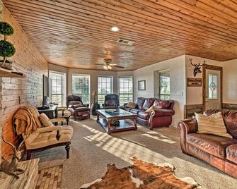 Charming Hamilton Farmhouse w/ Country Views! - Hamilton - Living room