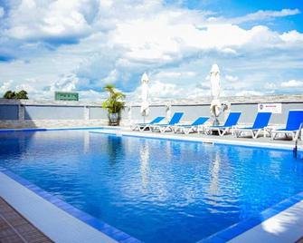 Urban Park Suites Hotel - Кігалі - Басейн