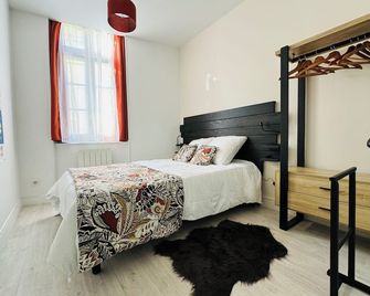 2 apts communiquants cosy insolites coeur de ville - Angoulême - Camera da letto