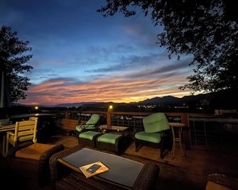 Beautiful River property with beach access. Relaxing deck-overlooking the valley - New Castle - Balcón