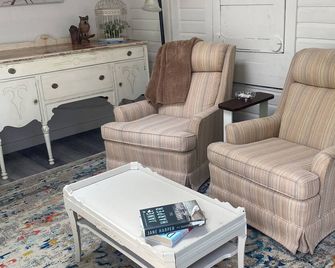 Charming 2-Bedroom Bungalow With Ac, Wifi,washer And Dryer, On The Creek. - Ellwood City - Sala de estar