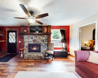 Cozy, dog-friendly home with fireplace, near Wallowa Lake State Park & tram - Joseph - Sala de estar