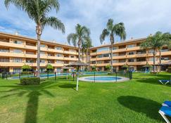 A sunny vacation apartment in Elviria, 12km from Marbella. - Elviria - Building