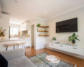 Convenient 2-bedroom apartment near beautiful lake - Wembley - Living room