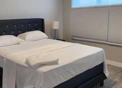 Chesskings Executive Suite - 3 Bedrooms - Winnipeg - Bedroom