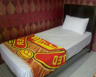 K77 Backpackers - Jungle Tours - Medan - Habitación