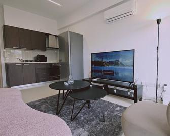 Stay Cosmo City Suites - Nicosia - Living room