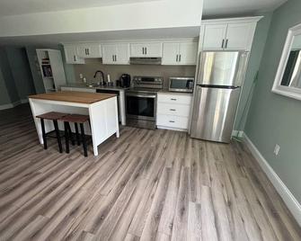 The Sweet Suite - just minutes from MHT and 93 - Londonderry - Kitchen
