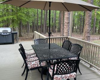 Quaint Kerr Lake Oasis with Private Dock! - Henderson - Patio