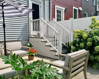 Cozy Cambridge 2bed 2bath w/ Patio & Parking Pass - كامبريدج - شرفة مرصوفة