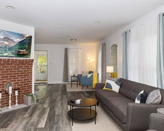 Ranch Retreat | King Ste | Modern Kit | by Casino - Kings Mountain - Huiskamer